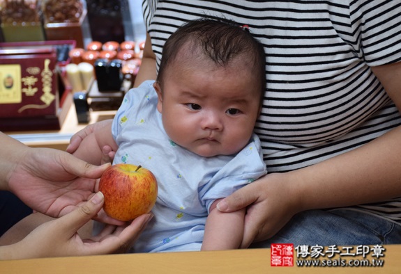 邱寶寶(台中北區嬰兒寶寶滿月剃頭理髮、免費嬰兒剃胎毛儀式吉祥話)。中國風會場，爸媽寶貝免費穿「日中韓」古裝禮服。專業拍照、DVD光碟、證書。★購買「臍帶章、肚臍章、胎毛筆刷印章」贈送：剃頭、收涎、抓周，三選一。 2015.10.30 照片7